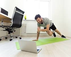 운동하는 사람과 사무실에서 일하는 사람